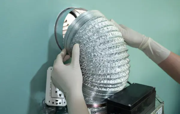 Birisi eski bir alüminyum folyo borusunu değiştirmeye çalışıyor. Alüminyum kanal normalde tencere sökücü ünitesinde olduğu gibi çok ısı olan bir yerde kullanılır, çünkü ısıya dayanıklı olması gerekir..