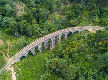 Nine Arch Köprüsü 'nün havadan görünüşü Ella, Sri Lanka' da çok güzel bir yer. Ella, Sri Lanka 'nın merkezindeki bir dağ kasabasıdır. Etrafı güzel yeşilliklerle çevrilidir..