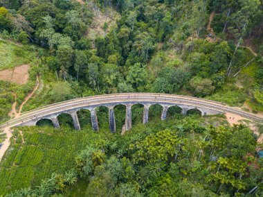 Nine Arch Köprüsü 'nün havadan görünüşü Ella, Sri Lanka' da çok güzel bir yer. Ella, Sri Lanka 'nın merkezindeki bir dağ kasabasıdır. Etrafı güzel yeşilliklerle çevrilidir..