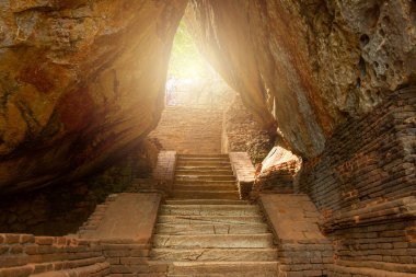 Sigiriya 'ya giden dar yol Sri Lanka' daki UNESCO antik kalesi. Saray ve kale kompleksi antik şehir planlamasının en iyi örneklerinden biri olarak kabul ediliyor..