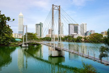 Colombo şehri manzarası ve Beira Gölü üzerinde köprüsü olan gökdelenler şehrin merkezinde bir göl. Colombo, Sri Lanka 'nın ticari başkenti ve en büyük şehridir..