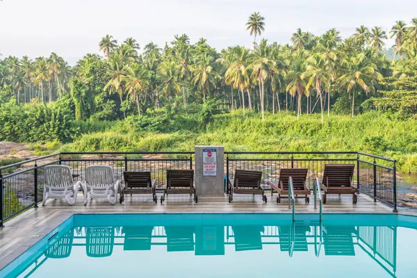 Vista Della Piscina Hotel Vicino Fiume Nel Villaggio Pinnawala Sri Immagine Stock