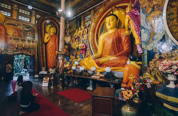 Коломбо Шри Ланка Август 2019 Буддийские Народы Посещают Молятся Статую Лицензионные Стоковые Фото
