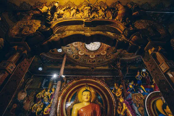 Коломбо Шри Ланка Август 2019 Красивая Статуя Будды Внутри Храма Лицензионные Стоковые Фото