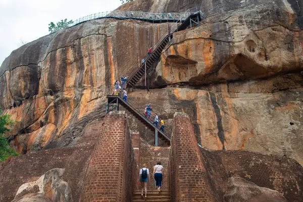 Sigiriya Srí Lanka 2019 Augusztus Turista Csoport Mászik Keskeny Lépcsőn Jogdíjmentes Stock Képek