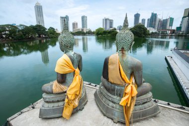 Sri Lanka, Colombo 'daki Beira Gölü' ndeki Seema Malaka Budist Tapınağı 'nda bulunan bronz Buda heykelleri. Colombo, Sri Lanka 'nın ticari başkenti ve en büyük şehridir..