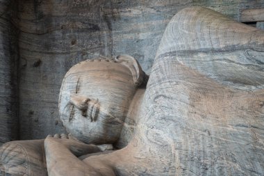 Güzel yaslanan Buda 14 metre uzunluğunda ve Buda 'nın Sri Lanka' nın Polonnaruwa kentindeki Gal Vihara 'da Nirvana' ya girdiğini resmediyor..