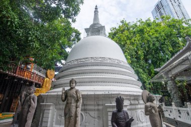 Beyaz pagoda, Gangaramaya tapınağında yer almaktadır. Colombo şehrinin en ünlü tapınaklarından biri, Sri Lanka..