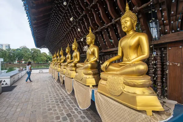 スリランカのコロンボのベイラ湖にあるセマ マラカ仏像群 シーマ マラカ神殿はコロンボの象徴的な場所の一つです ストックフォト