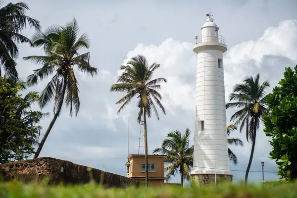 ゴール砦のガレ灯台またはスリランカの南西海岸にあるユネスコの世界遺産の1つ 灯台は航行支援として機能し 危険な地域のボートに警告することです — ストック写真