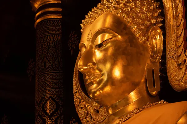 Красивый Золотой Будда Расположенный Ват Пхра Шри Раттана Махата Храм Лицензионные Стоковые Изображения