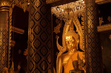Tayland 'ın Phitsanulok bölgesindeki Wat Phra Sri Rattana Mahathat tapınağında güzel altın Buda..