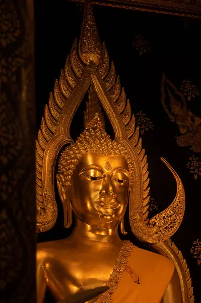 タイのピサヌローク県にあるワット ラタナ マハート寺院にある美しい黄金の仏像 ストック画像