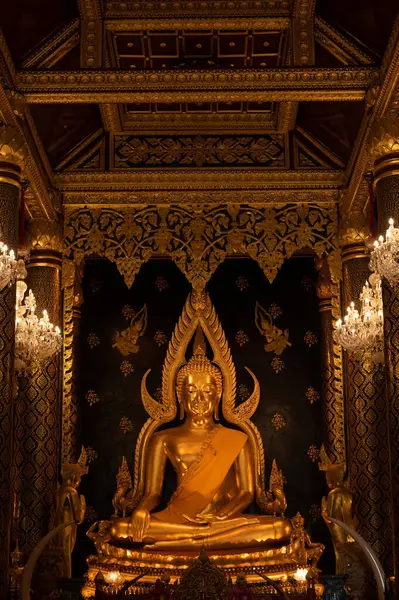 タイのピサヌローク県にあるワット ラタナ マハート寺院にある美しい黄金の仏像 ストック写真