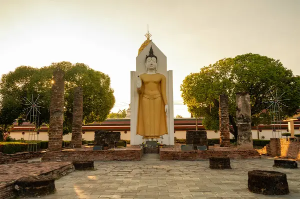 タイのフィッツタヌルク州のワット ラタナ マハッタット寺院に位置する古い立仏 ロイヤリティフリーのストック画像