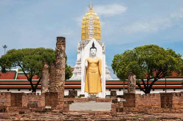 タイのフィッツタヌルク州のワット ラタナ マハッタット寺院に位置する古い立仏 ロイヤリティフリーのストック写真