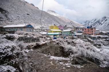 Nepal 'deki Langtang Valley Trek' in sonunda kar yağdıktan sonra Kyanjin Gompa köyünün manzarası. Çok güzel bir kasabadır. Her yönden inanılmaz kar tepeleri vardır..