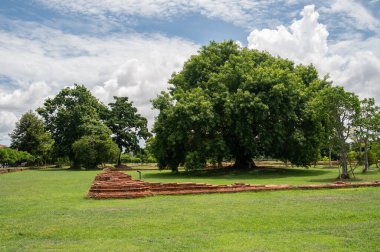 15. yüzyılda Ayutthaya kraliyet ailesinin evi ve Tayland 'ın Phitsanulok eyaletinde yer alan Kral Naresuan' ın doğduğu yer Chan Sarayı 'nın eski bir harabesi..
