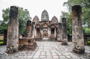 Sukhothai 'deki en eski tapınaklardan biri olan Wat Si Sawai tapınağındaki üç prang (pagoda) manzarası. Wat Si Sawai başlangıçta Khmer döneminde bir Hindu tapınağı olarak başladı..
