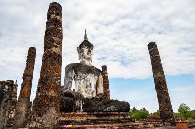 Wat Mahathat tapınağında oturan eski bir Buda heykeli. Sukhothai Tarih Parkındaki en önemli ve etkileyici tapınak..