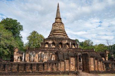 Wat Chang Lom 'daki ikonik bir Budist tapınağı Si Satchanalai Tarih Parkı, Tayland.