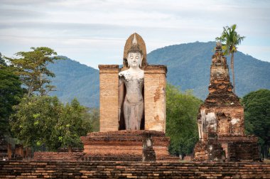 Wat Mahathat tapınağındaki eski bir Buda heykeli. Sukhothai Tarih Parkındaki en önemli ve etkileyici tapınak..