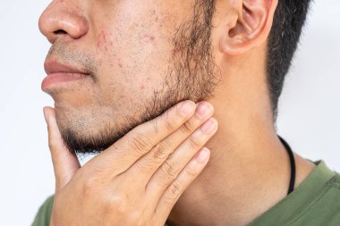 Asyalı adamın sakalına dokunurken çekilen görüntüsü yüzünün alt kısmında uzuyor. Sakal seni daha çekici hissettirebilir..