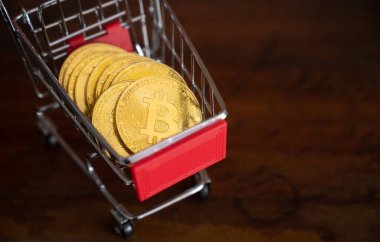 Tahta masadaki bir tramvayda Bitcoin jetonu. Bitcoin popüler bir kripto para birimi, sanal para birimi veya dijital para birimidir..