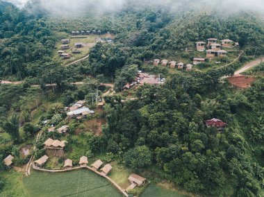 Yağmur mevsiminde Tayland 'ın Nan ilinin Sapan köyündeki turizm beldesinin hava manzarası. Sapan Köyü dağların arasında yaşayan bir topluluktur..