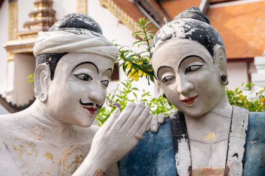 Wat Phumin 'deki güzel Viharn' ın önünde Lanna halkının heykeli Nan şehrinin en çekici tapınağı..