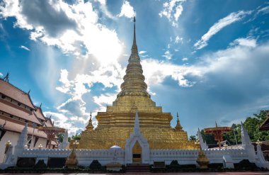 Wat Phra Chae Hang tapınağı güzel gökyüzü ve bulutlarla Tayland 'ın Nan bölgesindeki en önemli tapınak. Chedi, 14. yüzyıldan kalma bir Buda kalıntısı içeriyor..