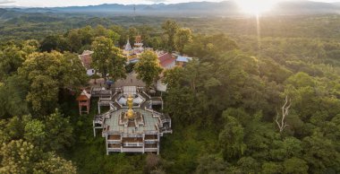 Wat Phra 'nın hava manzarası Kuzey Tayland' ın Nan eyaletinin en turistik yerlerinden biri olan Khao Noi 'nin insansız hava aracından.