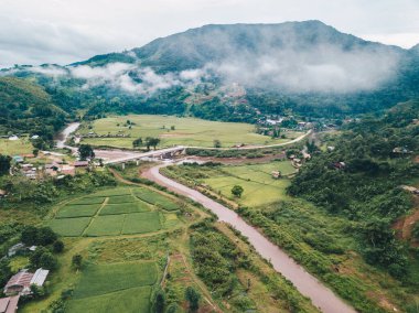 Sapan köyündeki çeltik tarlasının güzel hava manzarası. Tayland 'ın Nan eyaletindeki temiz hava ve el değmemiş nehirlerden oluşan ormanlık kuzey vadisinde yuva yapmış küçük bir köy..