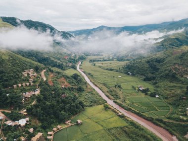 Sapan köyünün güzel hava manzarası. Tayland 'ın Nan eyaletindeki temiz hava ve el değmemiş nehirlerden oluşan ormanlık kuzey vadisinde yuva yapmış küçük bir köy..