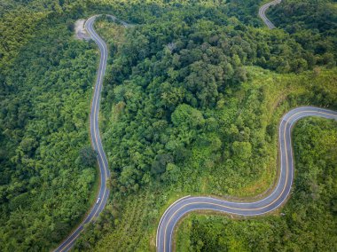 Tayland 'ın kuzey bölgesindeki dik kavis yolunun havadan görünüşü. Kuzey Tayland 'ın güzel, engebeli coğrafyası bölgenin en büyük cazibesidir..