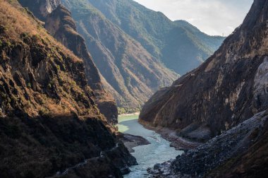 Yunnan 'daki Kaplan Sıçrayan Vadisi manzarası. Bir kaplanın nehrin karşısına atladığı söylenen yer. Böylece vadiye adını vermiş..