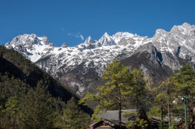 Yulong Naxi Özerk Bölgesi, Lijiang 'daki Yeşim Ejder Kar Dağı' nın (Yt.Yulong Dağı) güzel manzarası, Çin 'in Yunnan eyaleti.