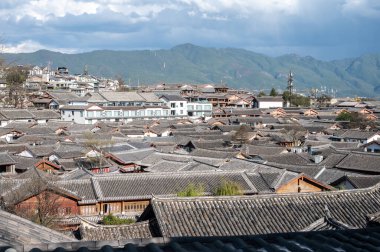 Lijiang 'ın eski kasabasının çatı manzarası. 1997 yılında UNESCO Dünya Mirası olarak listelenmiş, iyi korunmuş bir Naxi antik kentidir..