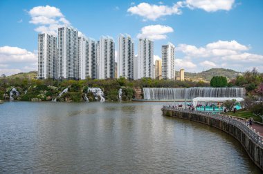 Çin 'deki Kunming şelale parkının güzel manzarası. Şelalenin Asya 'nın en büyük insan yapımı şelalesi olduğu iddia ediliyor. 12,5 metre yüksekliğinde ve 400 metre genişliğinde..