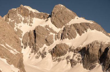 Güneş doğarken Yeşim Ejder Kar Dağı 'nın (Yulong Dağı) güzel manzarası. Bu dağlar Yulong Naxi Özerk Bölgesi, Lijiang, Yunnan, Çin.