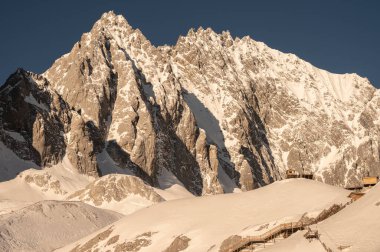 Güneş doğarken Yeşim Ejder Kar Dağı 'nın (Yulong Dağı) güzel manzarası. Bu dağlar Yulong Naxi Özerk Bölgesi, Lijiang, Yunnan, Çin.