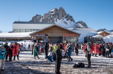 Lijiang, Çin: Mart-23-2024: Çin 'in Yunnan ilindeki Lijiang kentinde Jade ejderha kar dağını ziyaret eden turist kalabalığı.