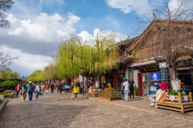 Lijiang, Çin: 22-03-2024: Eski Lijiang kasabasının manzarası eski bir ticaret kasabasıydı ve Antik Çay ve At Yolu 'nda mal taşıyan tüccarlar için duraktı.