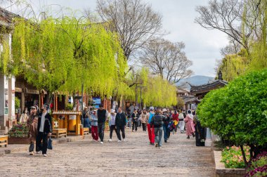 Lijiang, Çin: 22-03-2024: Eski Lijiang kasabasının manzarası eski bir ticaret kasabasıydı ve Antik Çay ve At Yolu 'nda mal taşıyan tüccarlar için duraktı.