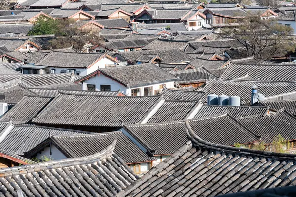 Lijiang 'ın eski kasabasının çatısı. 1997 yılında UNESCO Dünya Mirası olarak listelenmiş, iyi korunmuş bir Naxi antik kentidir..
