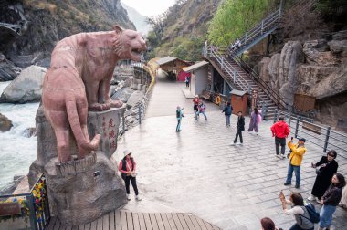 Yunnan, Çin: 21-03-2024: Turist ziyareti ve Kaplan heykeliyle fotoğraf çekmek Çin 'in Yunnan ilindeki Kaplan Sıçrayan Geçidi' nde ikonik bir dönüm noktası. 