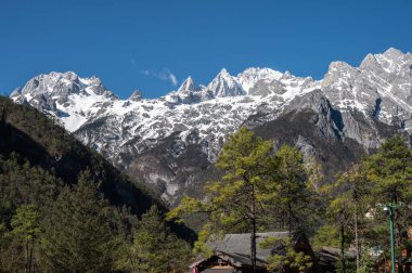 Yulong Naxi Özerk Bölgesi, Lijiang 'daki Yeşim Ejder Kar Dağı' nın (Yt.Yulong Dağı) güzel manzarası, Çin 'in Yunnan eyaleti.