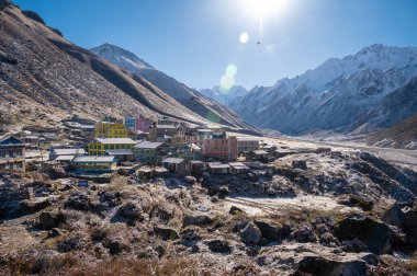 Kyanjin Gompa 'nın güzel manzarası. Nepal' deki Langtang Valley Trek 'in sonu. Çok güzel bir kasabadır. Her yönden inanılmaz kar tepeleri vardır..