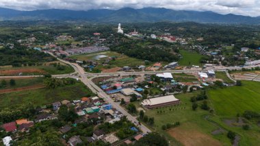 Tayland 'ın Chiang Rai eyaletindeki banliyö manzarası. Chiang Rai, Tayland 'ın en kuzeydeki eyaletidir. Karmaşık bir dağ sırası ve değerli Lanna kültürü atmosferiyle doludur..
