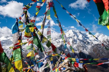 Nepal 'in Langtang Vadisi' ndeki Langtang Dağları 'nın güzel manzarası Nepal' in Langtang Vadisi 'ndeki Langtang Vadisi' nin en yüksek noktası olan Tsergo Ri 'den (4,990 metre) görülüyor..